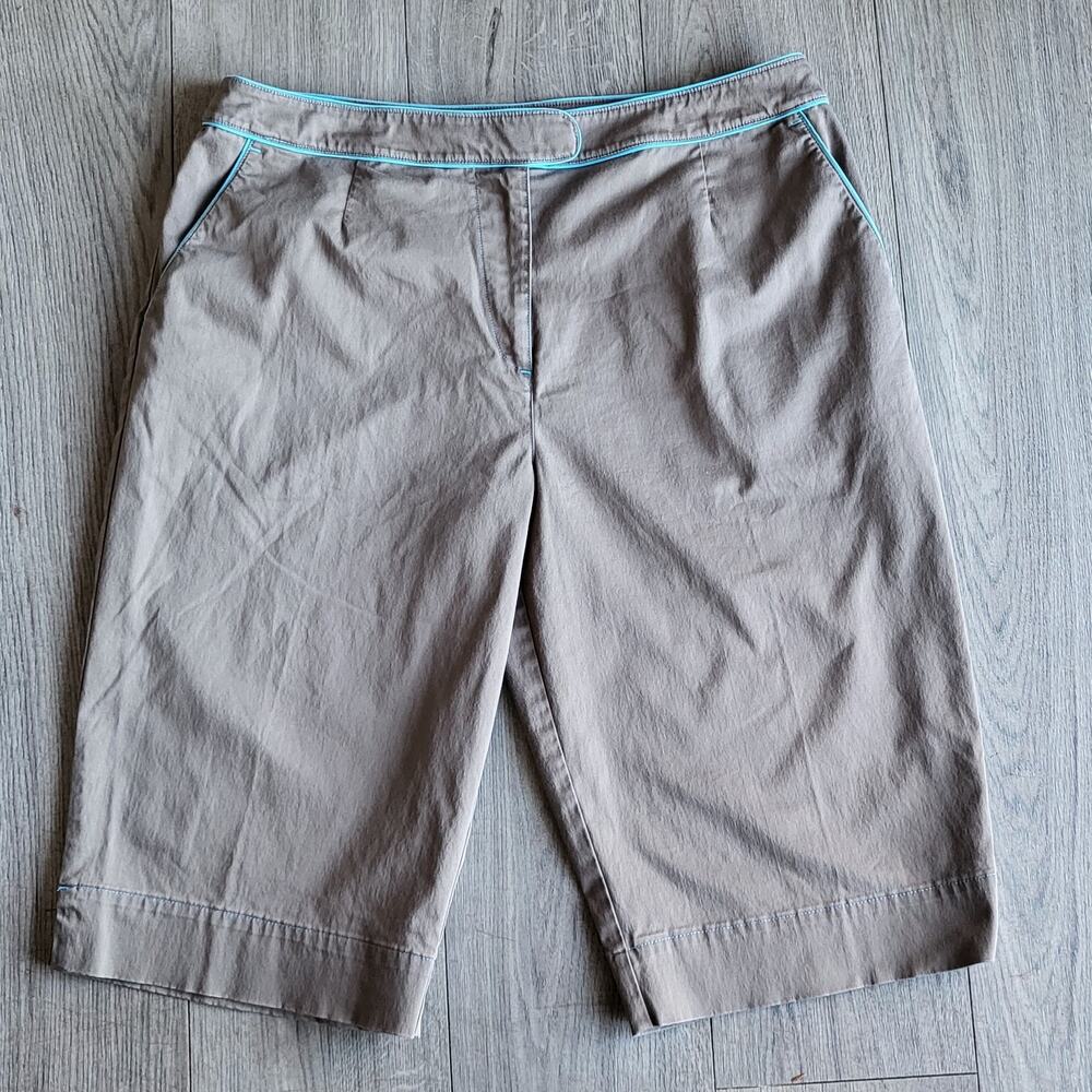 Nike Golf Women's Size 14 Khaki Capri/Bermuda Shorts teal Piping Accent, Stretch